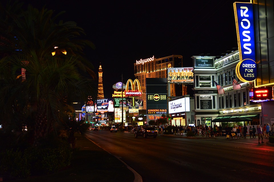Is it Safe to Travel Vegas by Foot After Dark